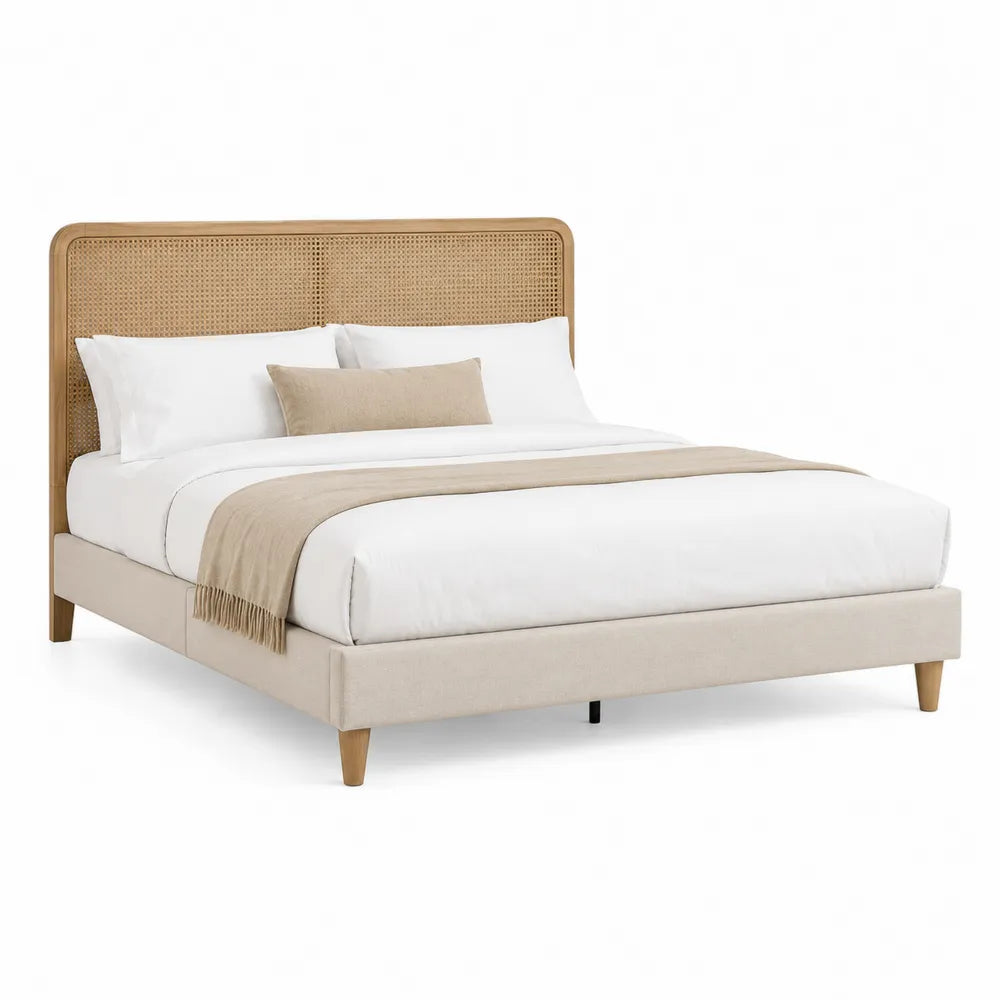 Letto matrimoniale in legno con testiera in rattan e tessuto di lino