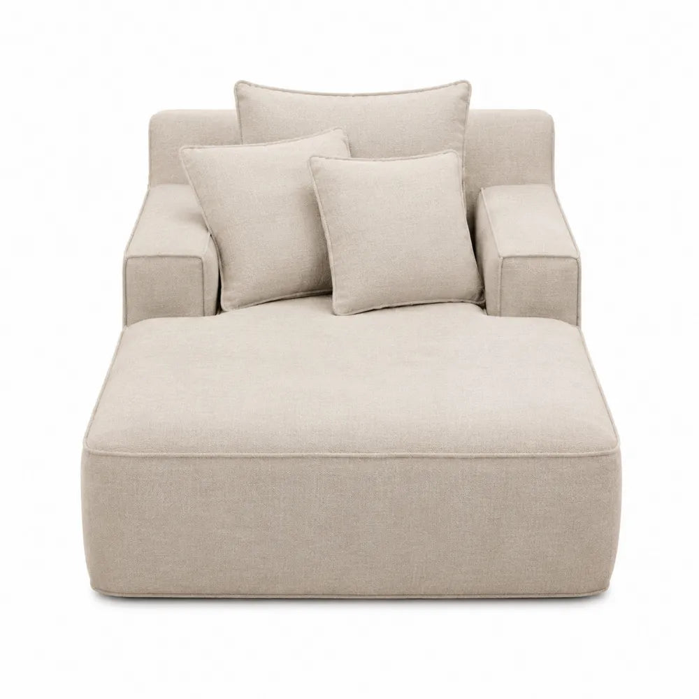 Divano in tessuto beige con cuscini inclusi