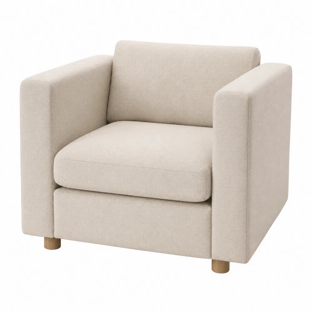 Poltrona in tessuto beige con gambe in legno